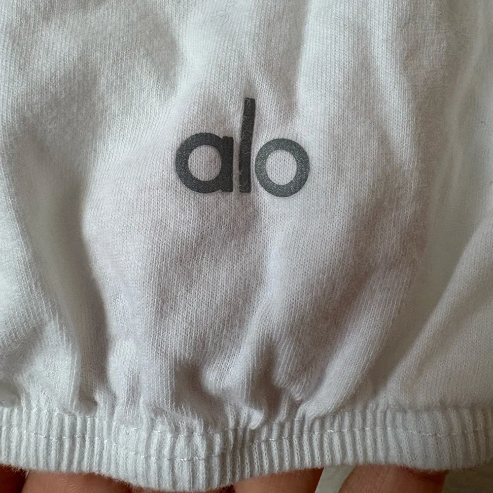 ALO Yoga White Relaxed Crop Top size XSmall - Picture 3 of 5